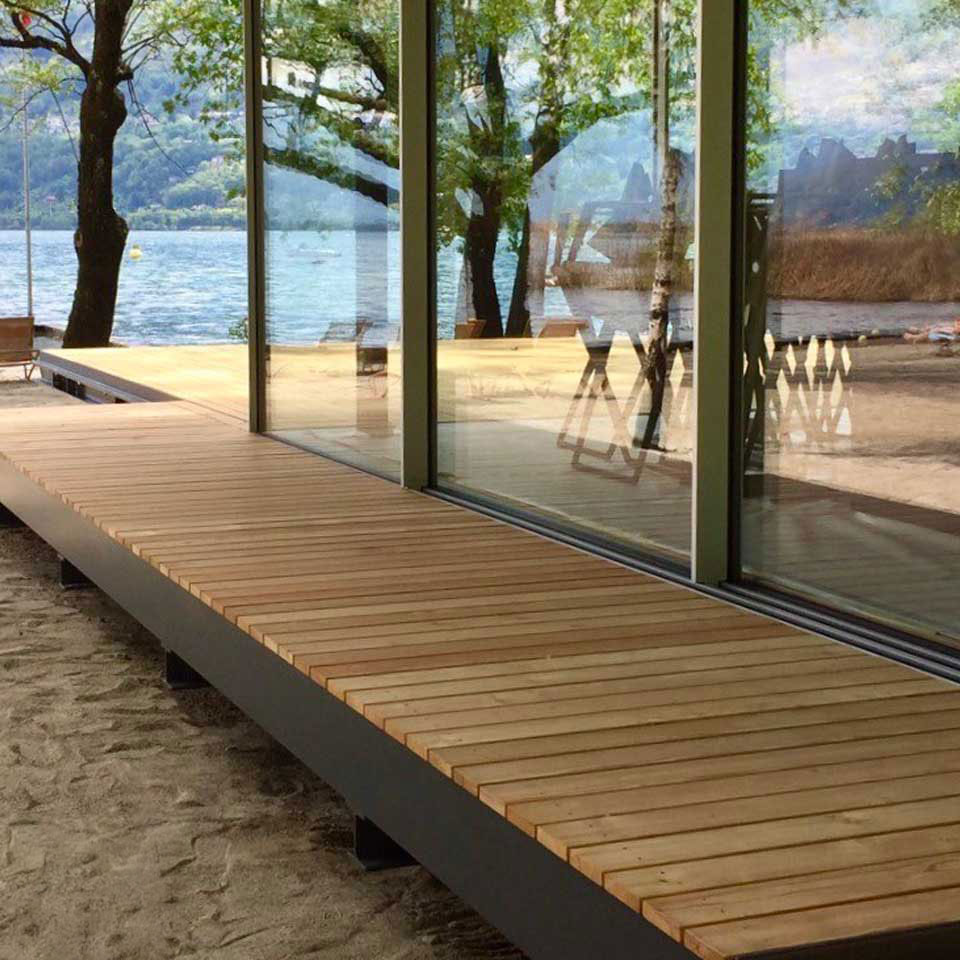 Pavimentazioni e passerelle esterne in legno massiccio