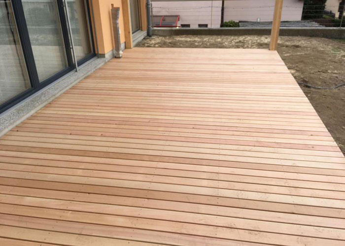 Pavimentazioni e passerelle esterne in legno massiccio