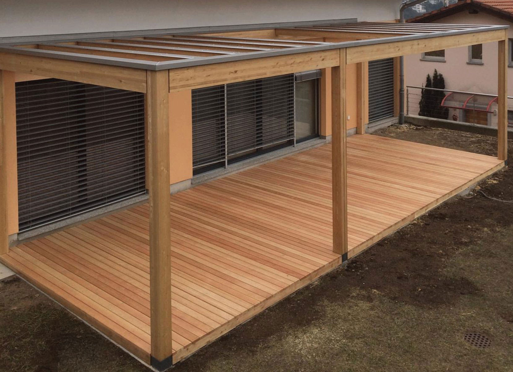 Pavimentazioni e passerelle esterne in legno massiccio