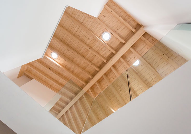 Travi a vista e finiture estetiche in legno