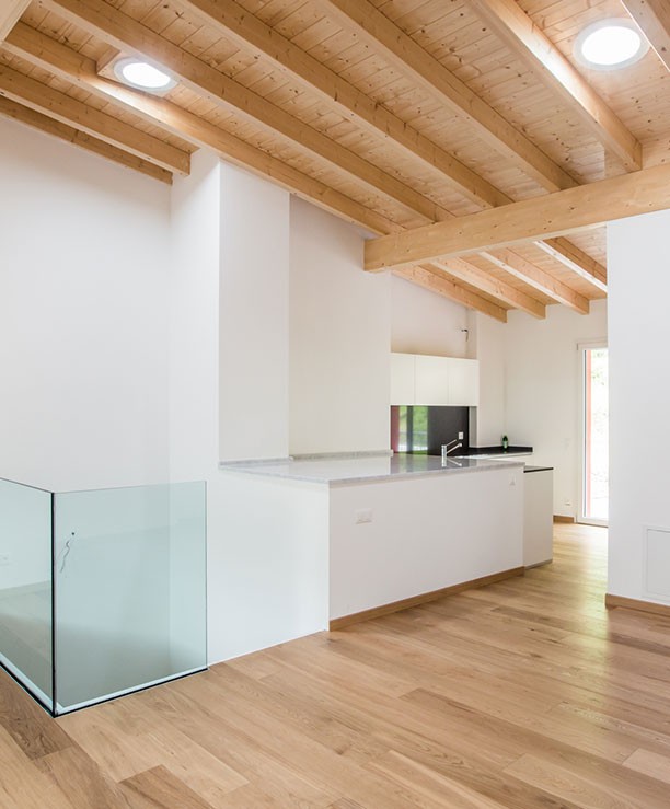 Travi a vista e finiture estetiche in legno