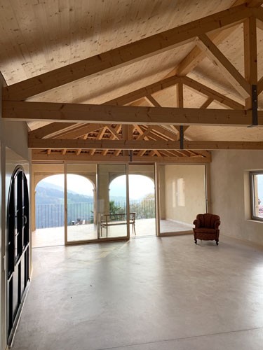 Travi a vista e finiture estetiche in legno